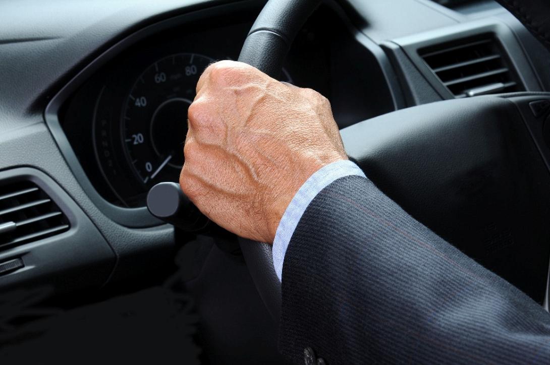 hand-on-steering-wheel-road-rage-statistics.jpg