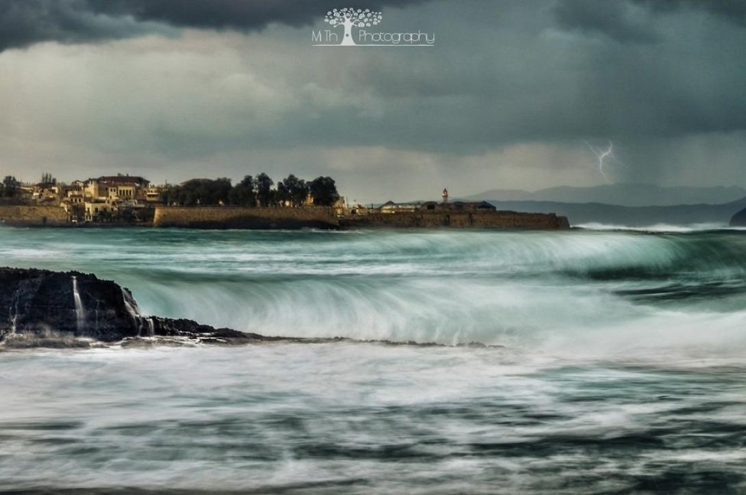 Δύο εκπληκτικές φωτογραφίες από την κακοκαιρία στα Χανιά