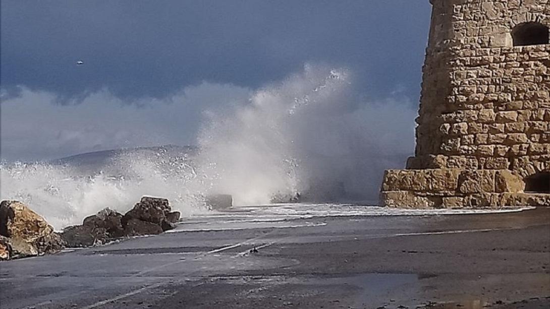 κύματα στον λιμενοβραχίονα