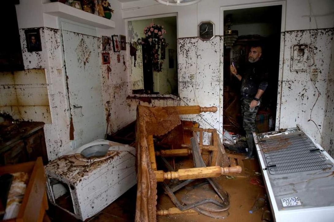 Το νερό εισέβαλε στα σπίτια και κάλυψε τα πάντα