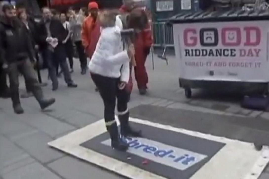 Στα σκουπίδια ... οι κακές αναμνήσεις της χρονιάς (βίντεο)