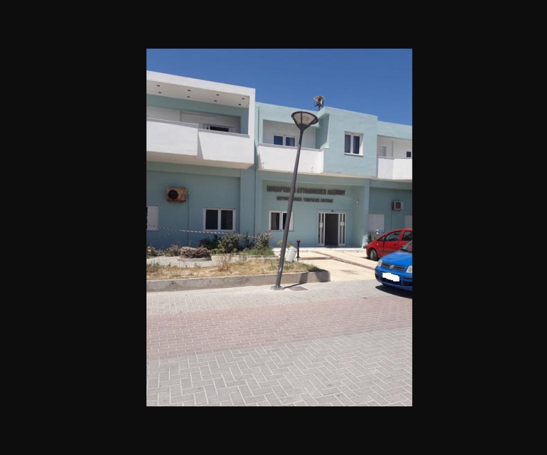 Η κολώνα γέρνει... επικίνδυνα