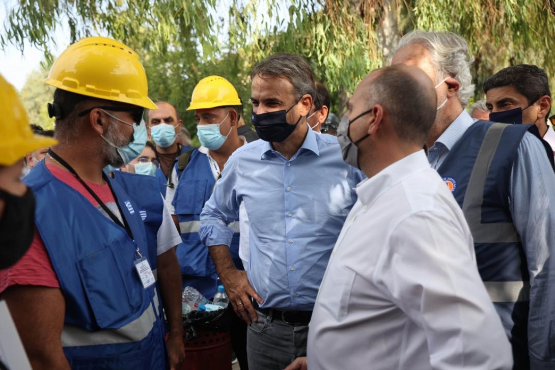 O Κυριάκος Μητσοτάκης κατά την διάρκεια της περιοδείας του στην περιοχή.