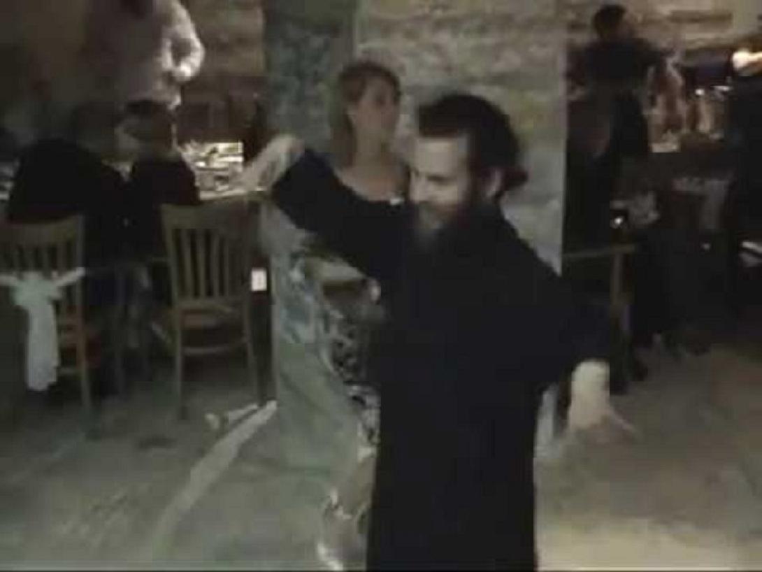 παπας χορευει τσιφτετέλι