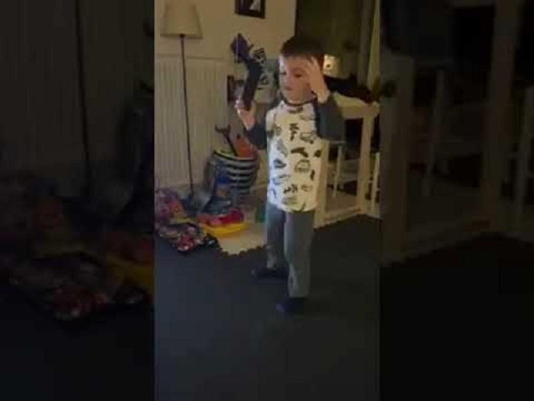 Μένουμε σπίτι πιτσιρικάς