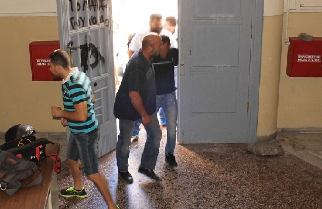 Απολογούνται οι νεαροί - Εμφανίστηκε και ο 32χρονος - "Αστακός" το δικαστικό μέγαρο Ηρακλείου