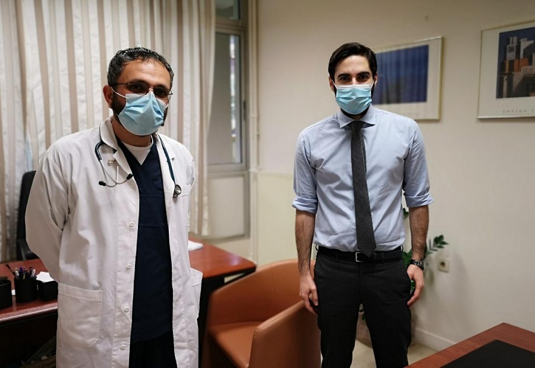 Στη φωτογραφία: Από αριστερά εμφανίζεται ο Αναισθησιολόγος κ. Χρονάκης Ιωάννης και από δεξιά ο Διοικητής του Νοσοκομείου κ. Μαρκάκης Ελευθέριος