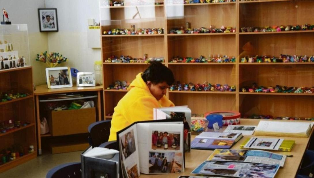 Πέθανε “το κοριτσάκι με τις ξύστρες” 