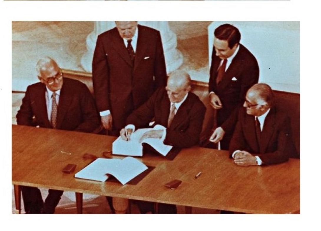 Σαν σήμερα το 1979 υπογράφεται η συμφωνία της πλήρους ένταξη της Ελλάδας στην Ε.Ο.Κ
