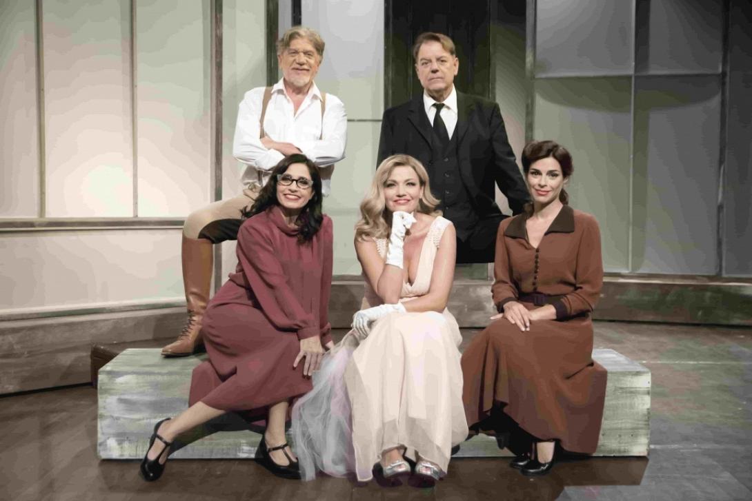 Η θεατρική παράσταση "Σπασμένο γυαλί"