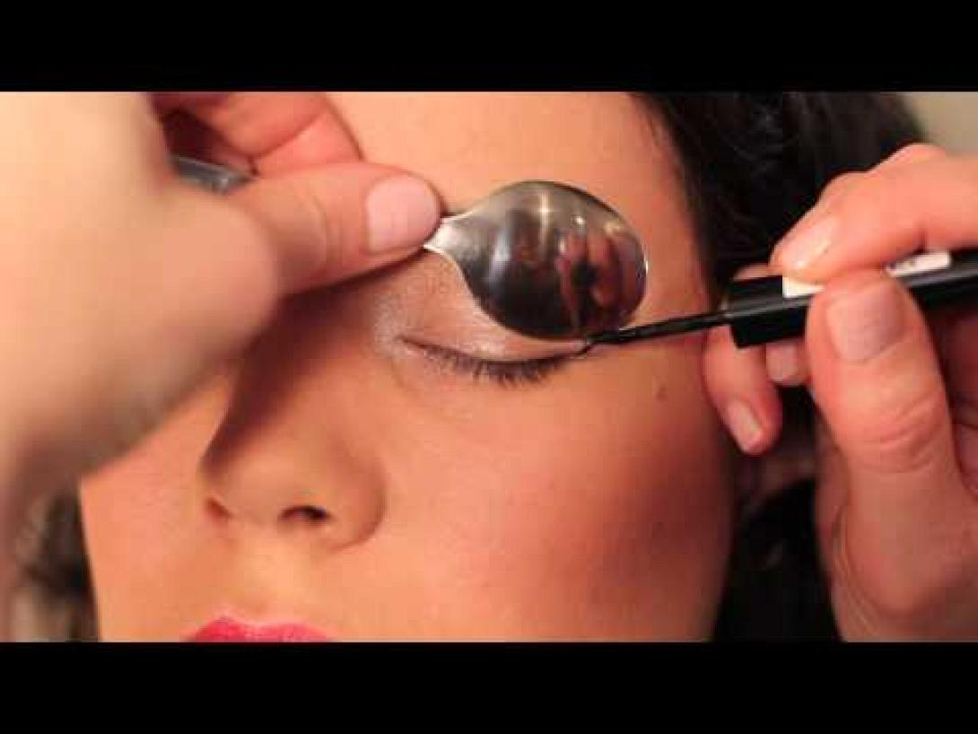 Δείτε πώς να φτιάξετε τη τέλεια γραμμή eyeliner με ένα κουτάλι!