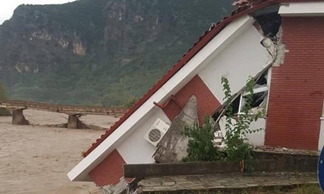 Τραγική η κατάσταση στην Καρδίτσα όπου το νερό κάλυψε τα πάντα