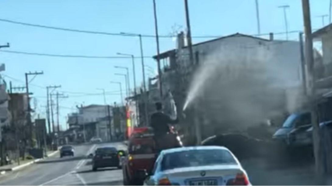 Θεοφάνεια: Παπάς «αγιάζει» χωριό της Λαμίας με… υδροφόρα!