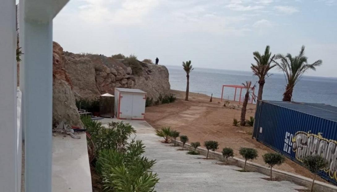 Ο δράστης της άγριας δολοφονίας, στην άκρη του γκρεμού όπου απειλούσε πως θα πέσει...