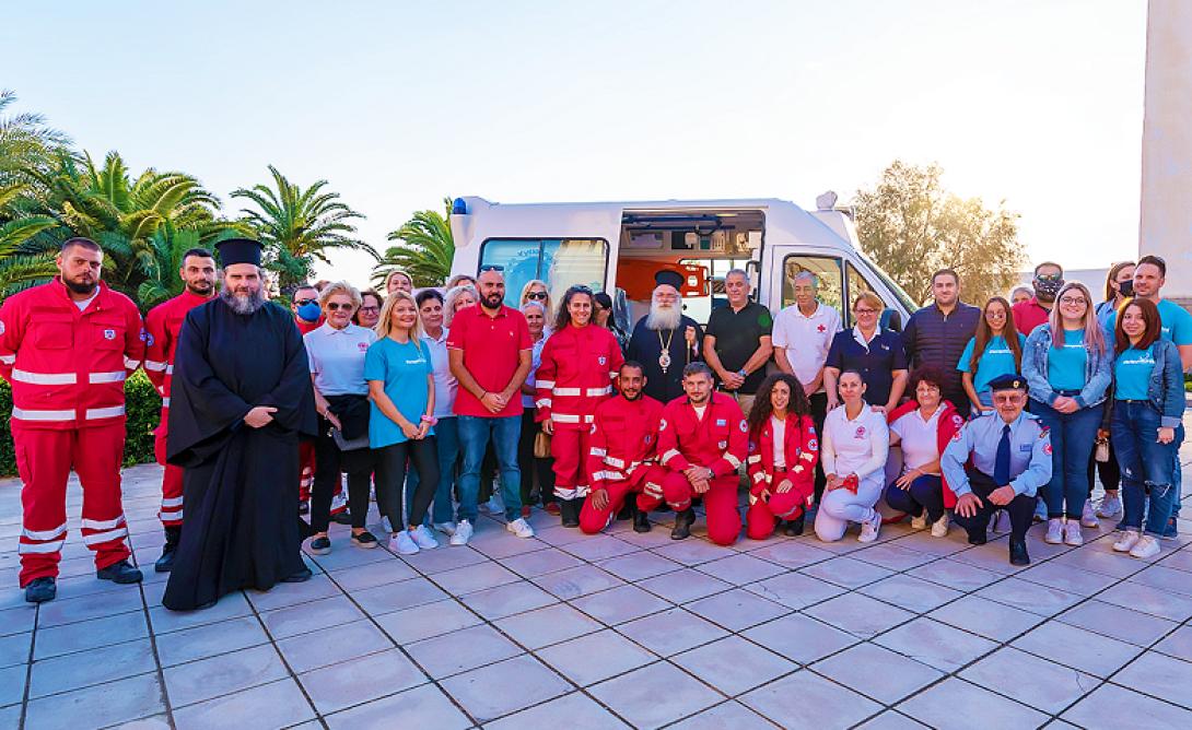 χοροσταντούντος του Σεβασμιότατου Μητροπολίτη Ιεράπετρας &amp; Σητείας κ.κ. Κύριλλου ο οποίος τέλεσε τον αγιασμό, η ομάδα παρέδωσε την Κινητή Υγειονομική Μονάδα στο Περιφερειακό Τμήμα Ερυθρού Σταυρού και τον Δήμο Ιεράπετρας