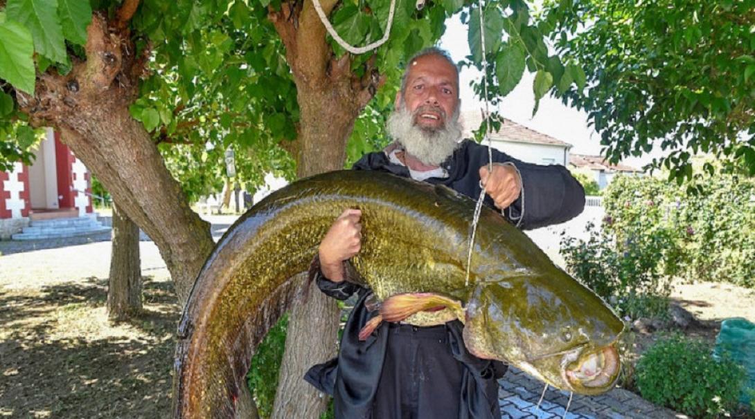 Ο ιερέας με το ψάρι