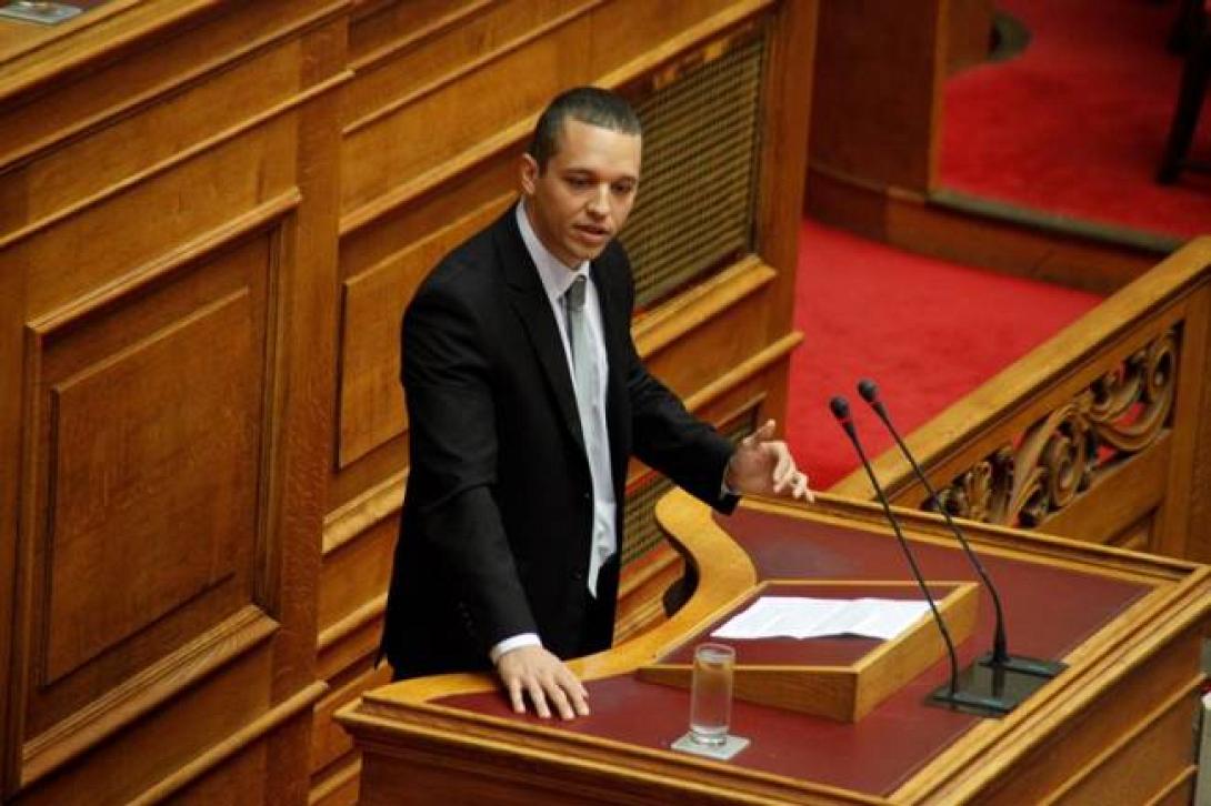 Ορκίζεται με χειροπέδες ο Ηλίας Κασιδιάρης 