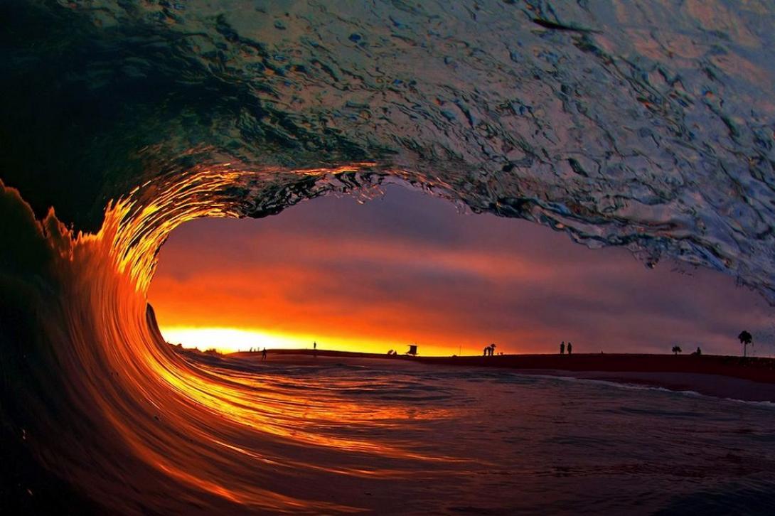 Εκπληκτικά ηλιοβασιλέματα… ακριβώς μέσα από τα κύματα!