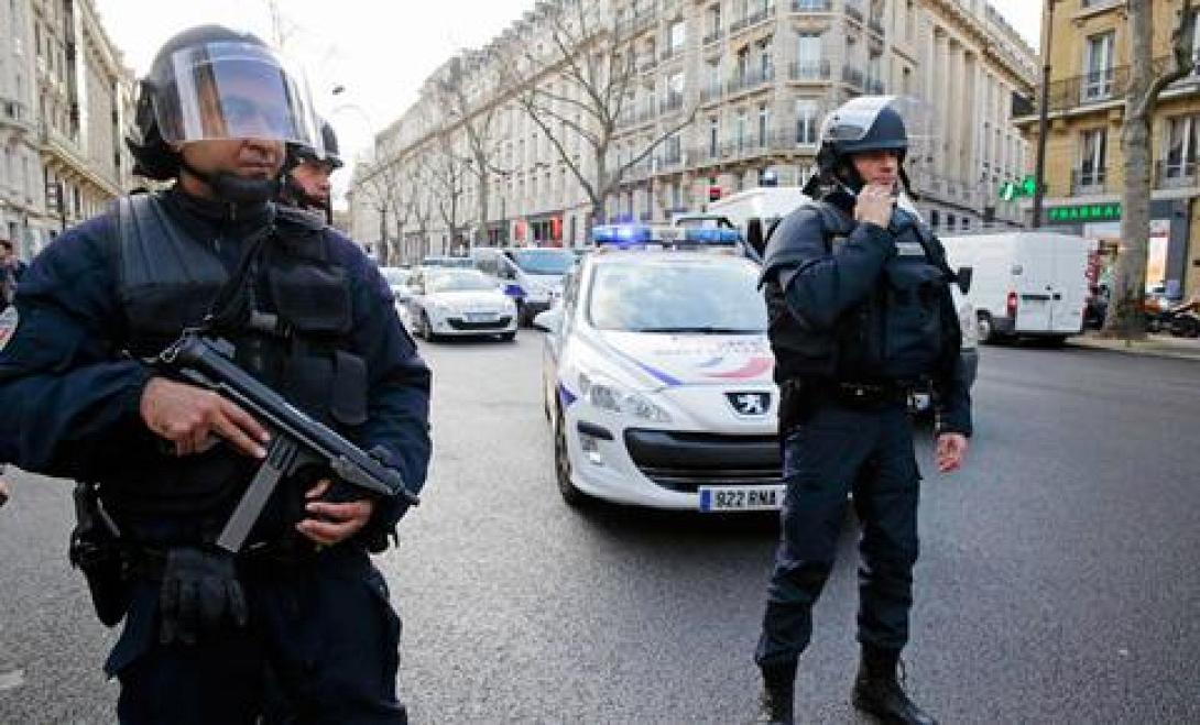 Παρίσι: Αστυνομικός χτυπήθηκε σκόπιμα από αυτοκίνητο έξω από το Μέγαρο των Ηλυσίων