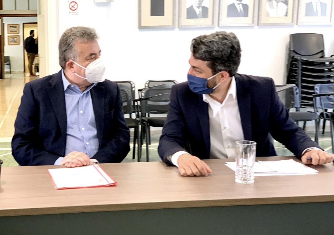 Ο Περιφερειάρχης Κρήτης Σταύρος Αρναουτάκης με τον Δήμαρχο Χανίων Παναγιώτη Σημανδηράκη