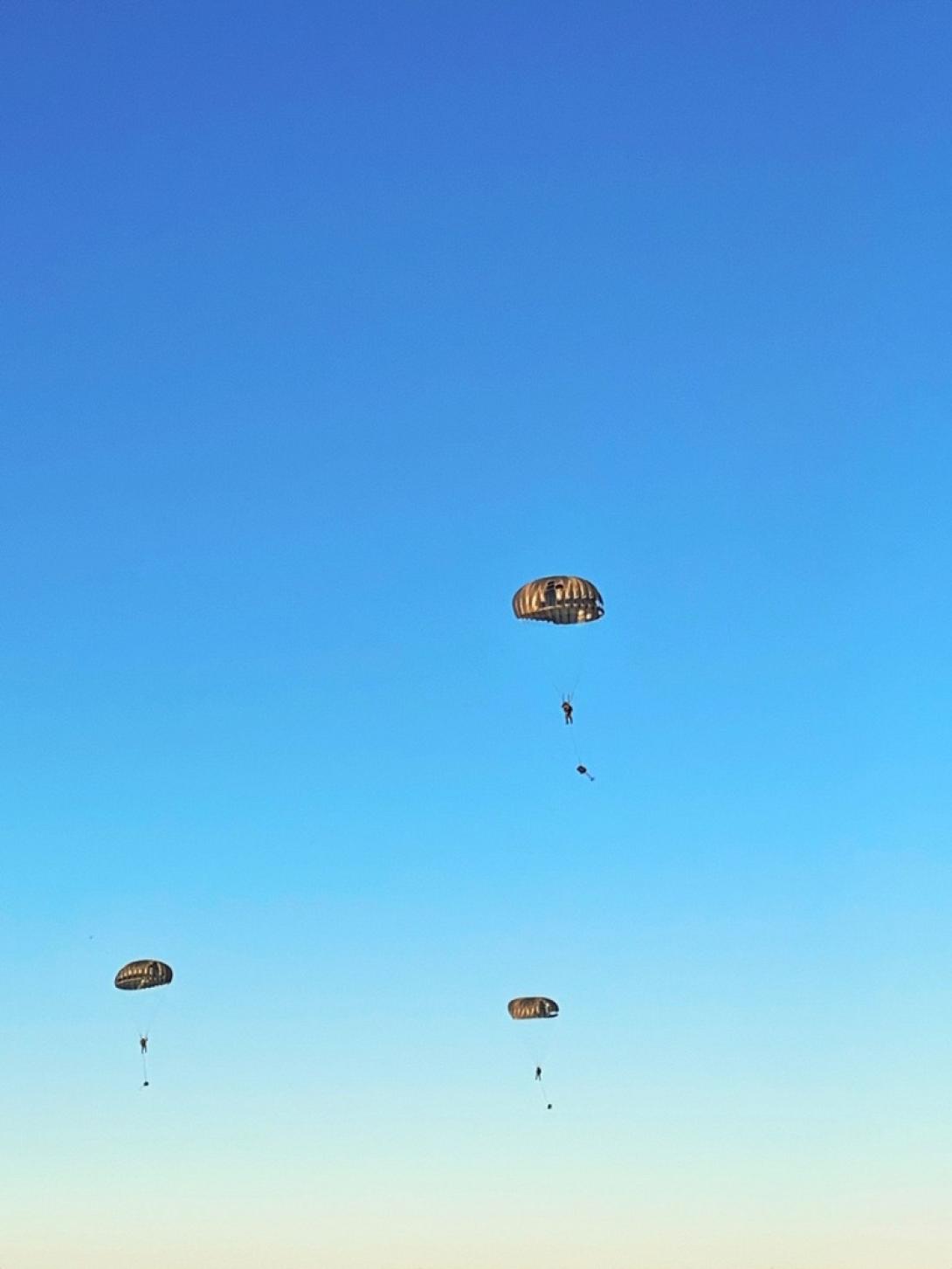 Οι εκδηλώσεις ολοκληρώθηκαν με πτώσεις αλεξιπτωτιστών της 1ης Μοίρας Αλεξιπτωτιστών Χανίων