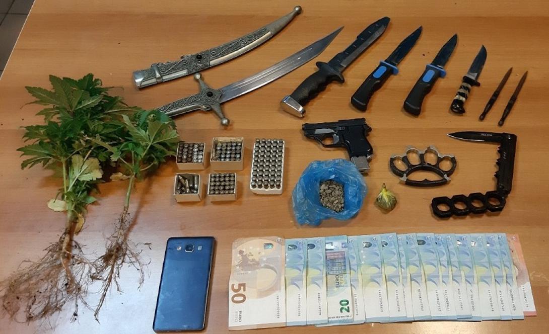 Μαχαίρια, λόγχεςκαι μετρητά στην κατοχή τους