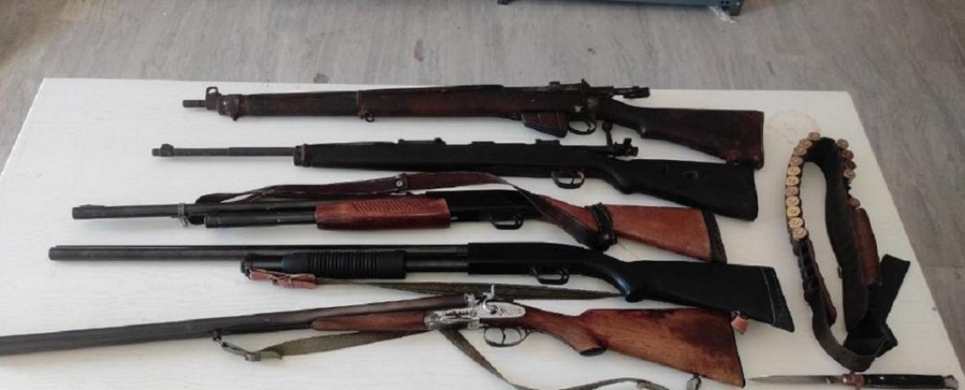 Τα όπλα που βρέθηκαν στο σπίτι 