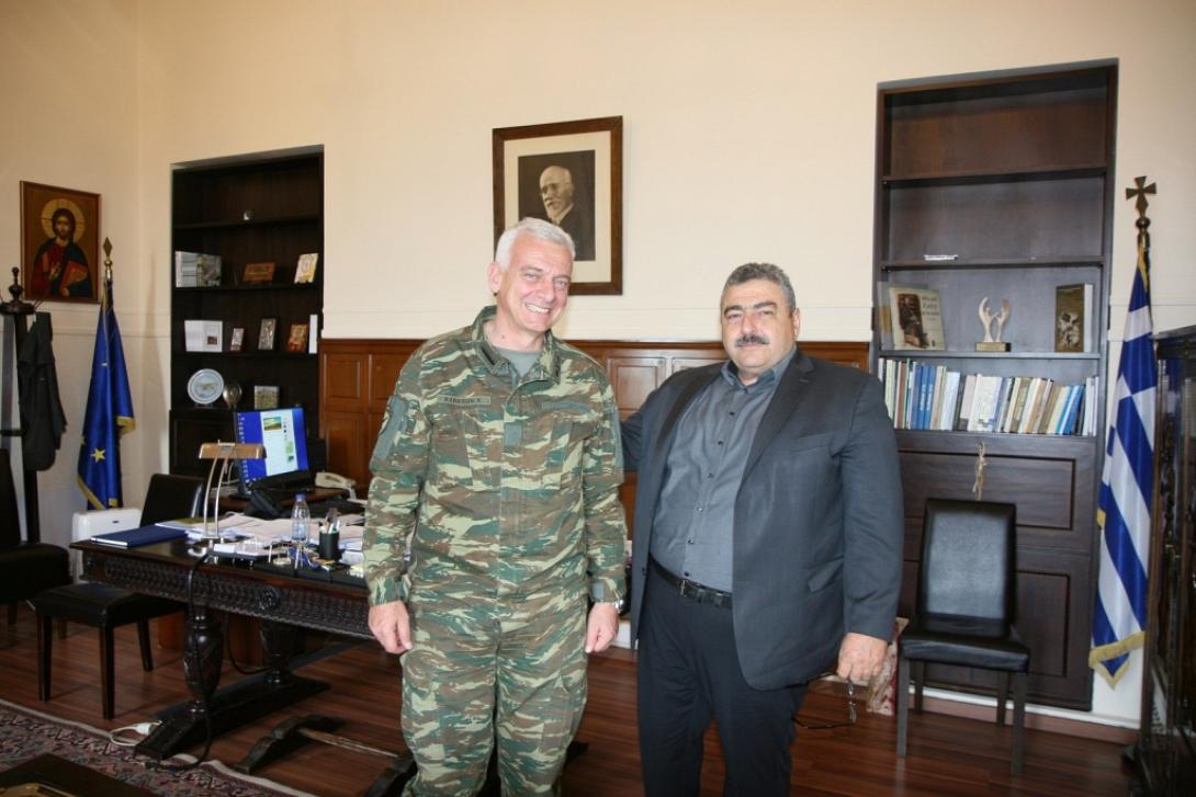 Ο Ν. Καλογερής με τον Διοικητή του Πεδίου Βολής