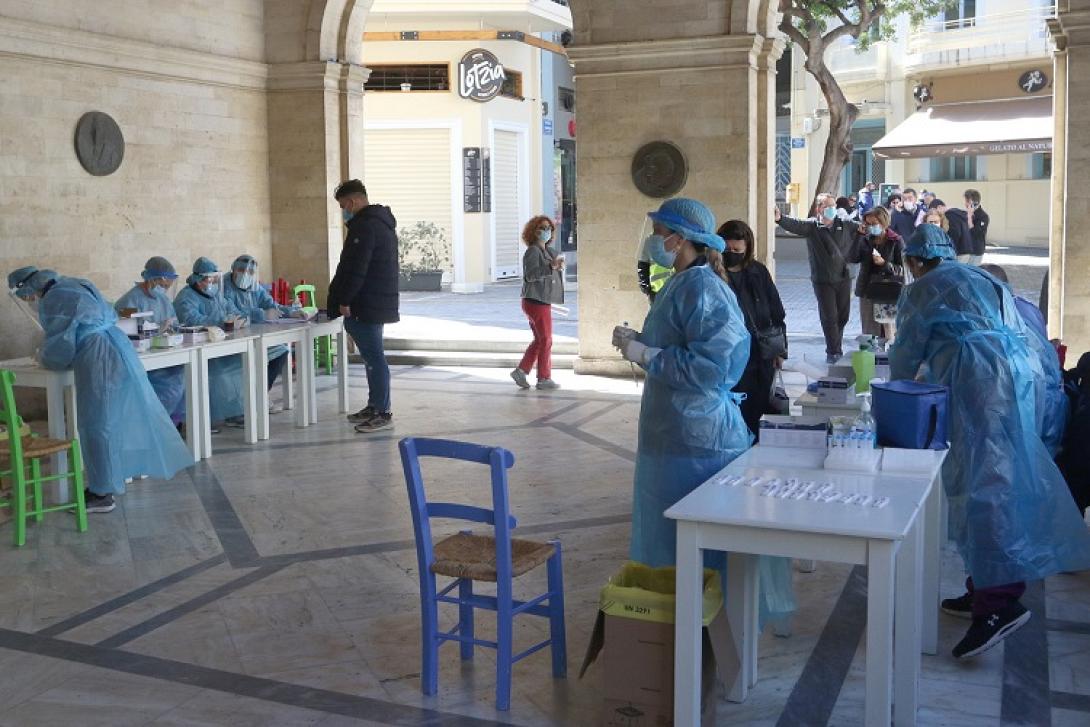 Στην είσοδο του δημαρχείου τα κλιμάκια του ΕΟΔΥ