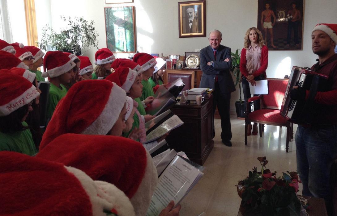 Τα Χριστουγεννιάτικα κάλαντα στο Δήμαρχο Ηρακλείου