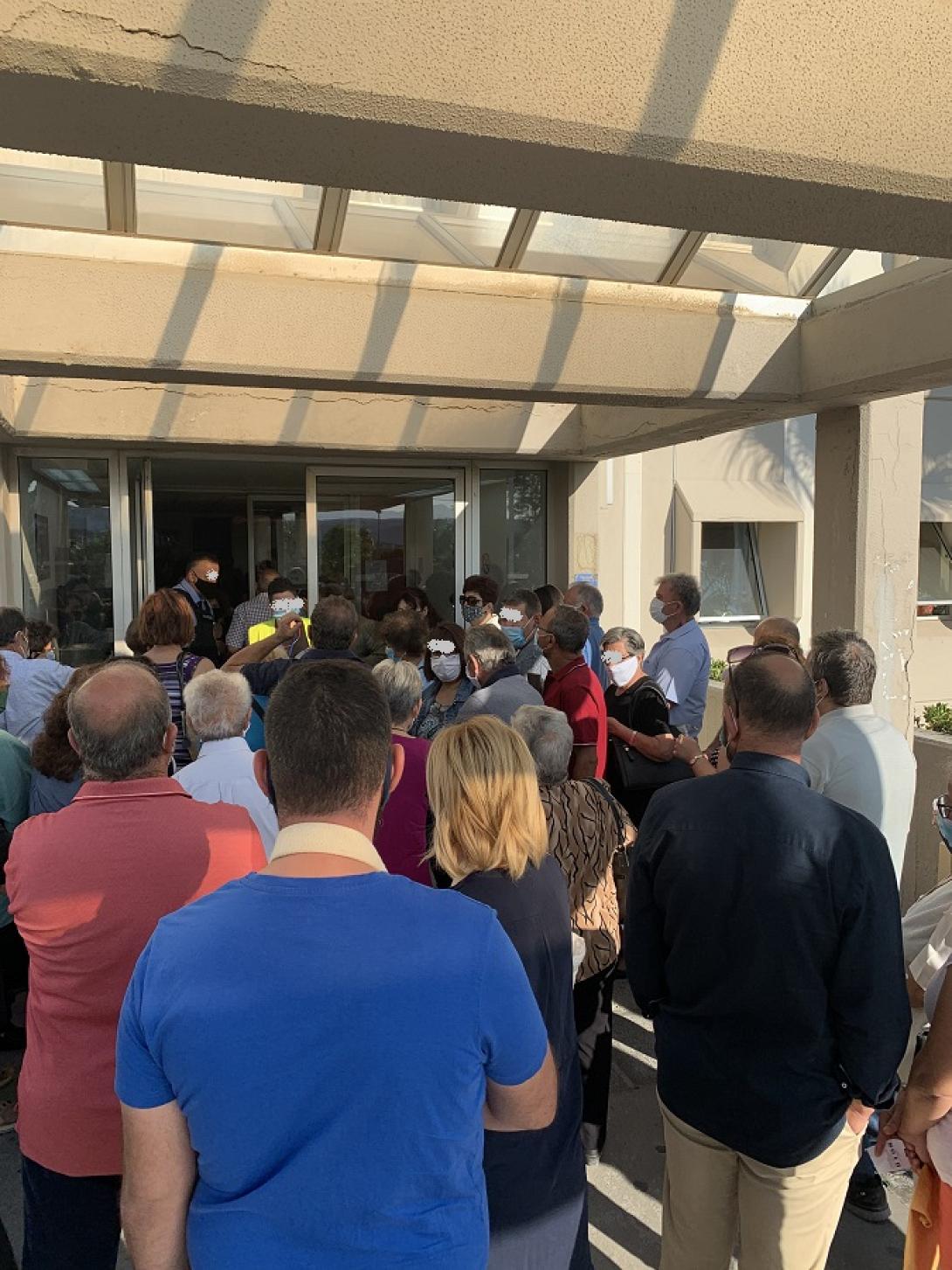 Περιένοντας να κλείσουν ραντεβού χωρίς αποστάσεις