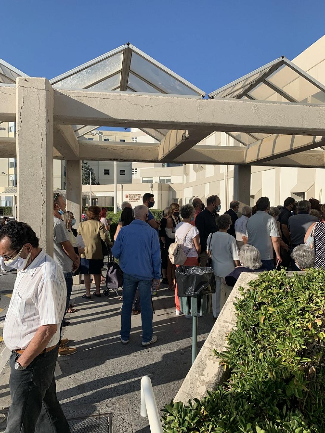 Περιμένοντας να κλείσουν ραντεβού εν μέσω πανδημίας