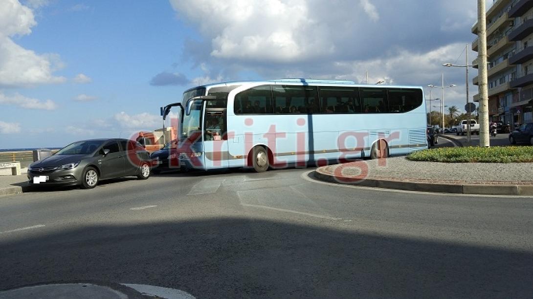 παράνομο παρκάρισμα παραλιακή