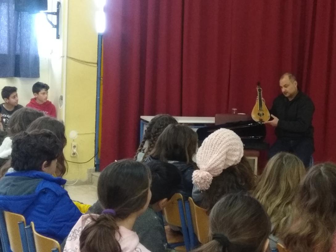 σχολειο κρητικη λυρα παραδοση.jpg