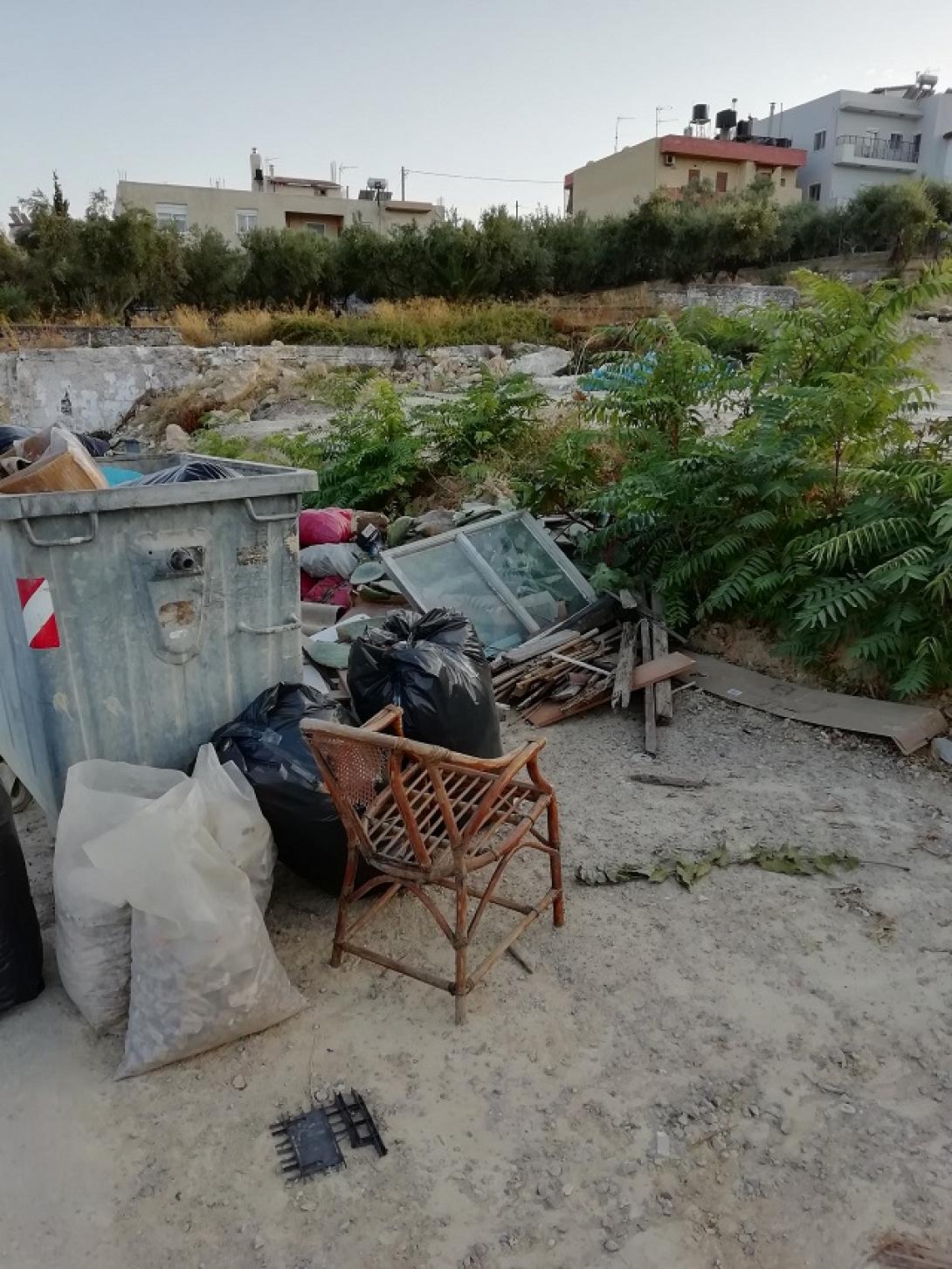 Το μέρος γέμισε μπάζα και σκουπίδια