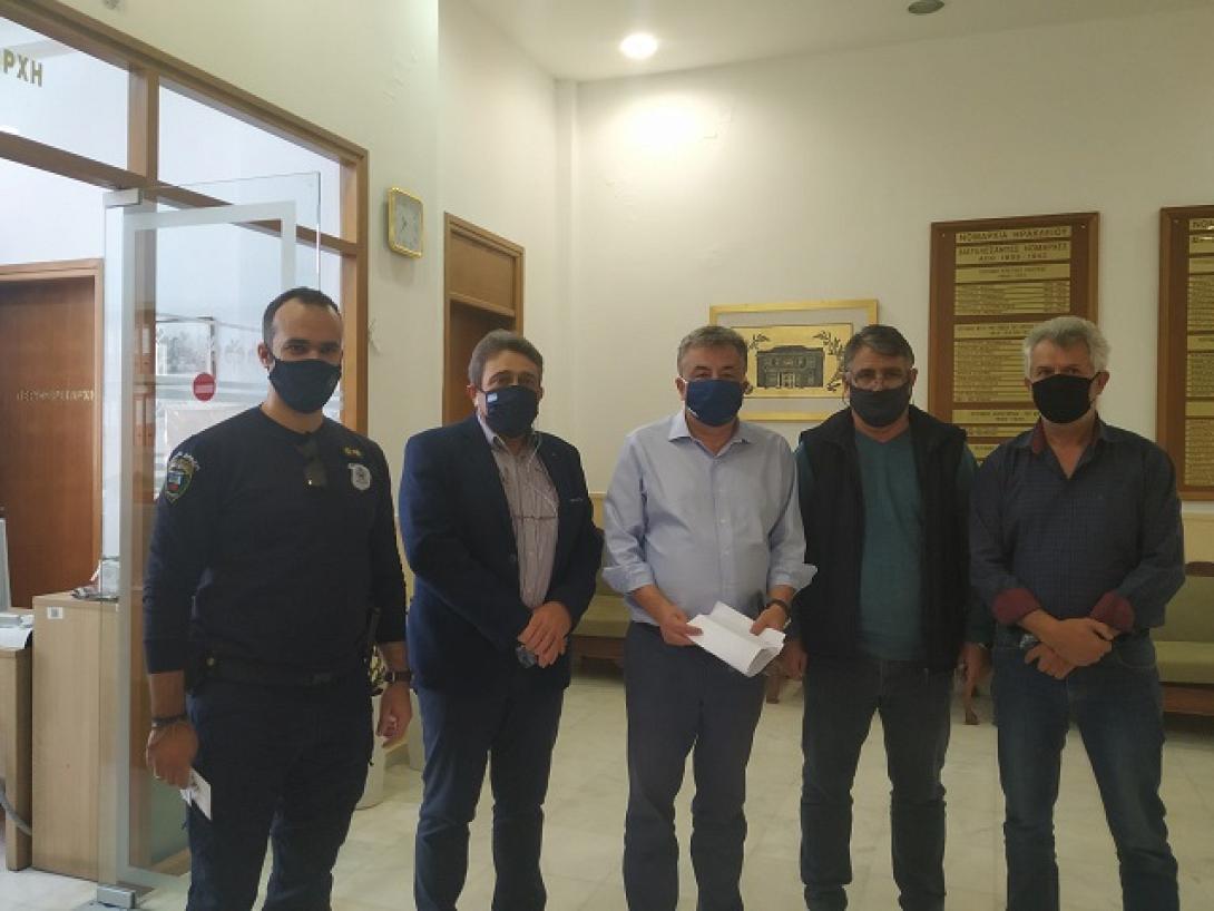 Ο Στάυρος Αρναουτάκης με τους αστυνομικούς Ηρακλείου