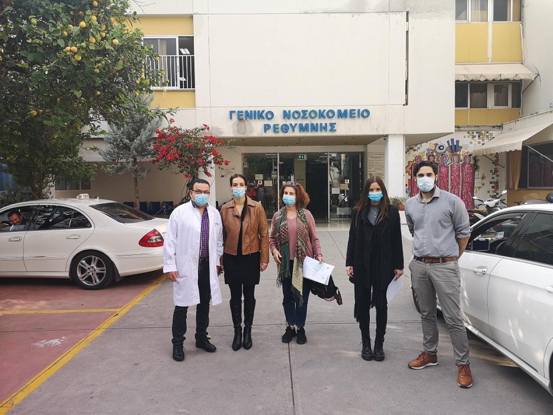 Στη φωτογραφία απεικονίζονται από αριστερά προς τα δεξιά 1) Ακτουδιανάκης Βασίλειος-Δ/ντής Ιατρικής Υπηρεσίας 2) Αποκορωνιωτάκη Ευαγγελία-Νοσηλεύτρια 3) Γιαννούση Βασιλική-Νοσηλεύτρια 4) Νικηφόρου Άρτεμις-Νοσηλεύτρια 5) Μαρκάκης Ελευθέριος-Διοικητής Γ.Ν. 