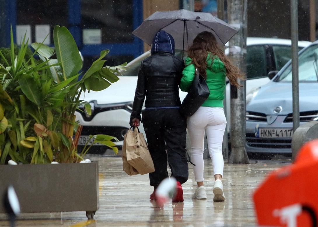 Υπό βροχήν η έξοδος των καταναλωτών στο Ηράκλειο