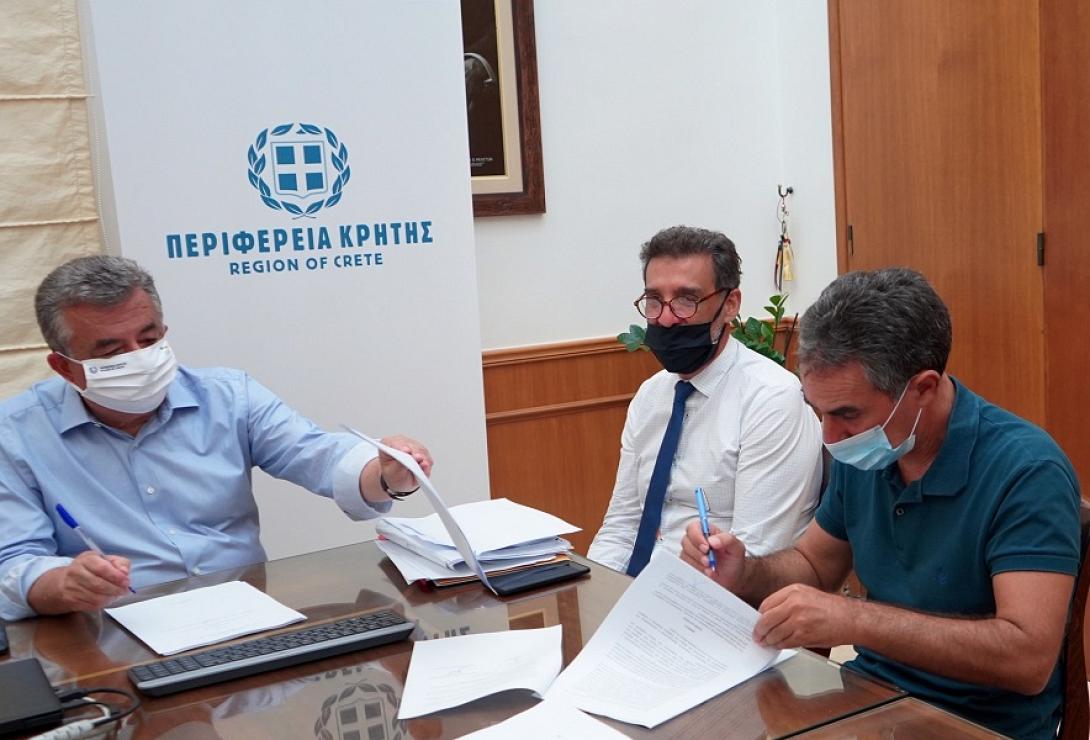 Σταύρος Αρναουτάκης, Κυριάκος Κώτσογλου, Νίκος Κατσαράκης, στην υπογραφή της σύμβασης