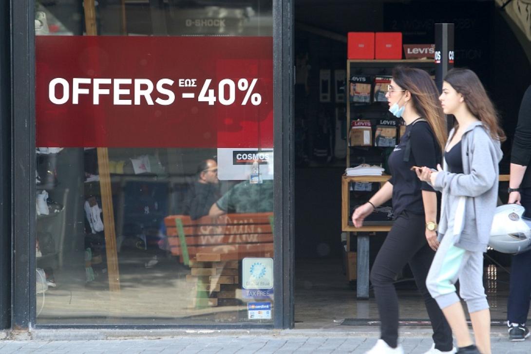 Πολλά καταστήματα άνοιξαν ξανά με προσφορές