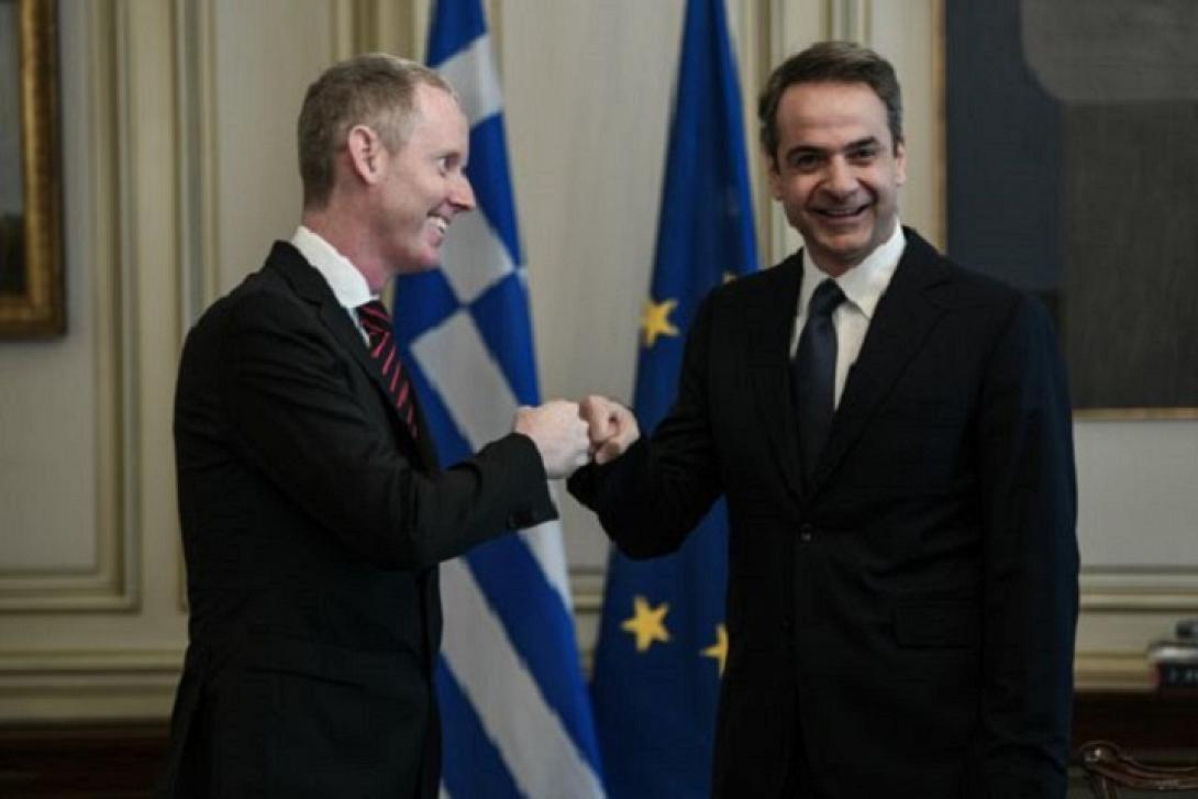 εδώ, χαιρετιούνται με γροθιά