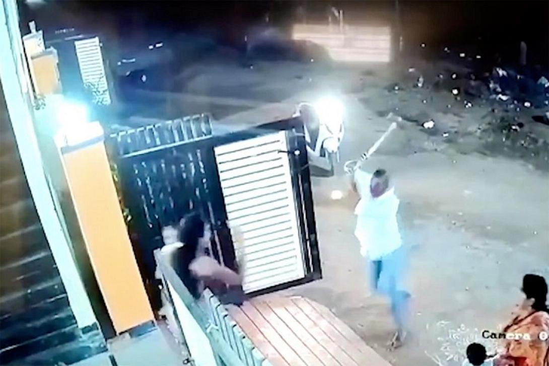 επιθεση με τσεκουρι στην Ινδία