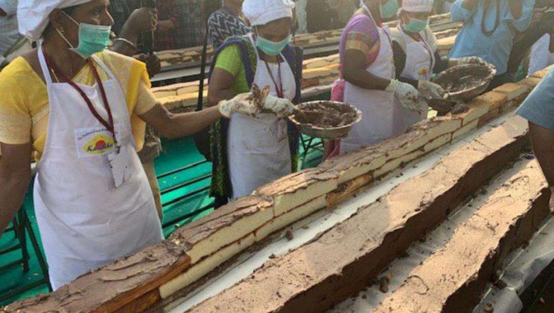 Ινδία-κέικ-ρεκόρ γκίνες.jpg