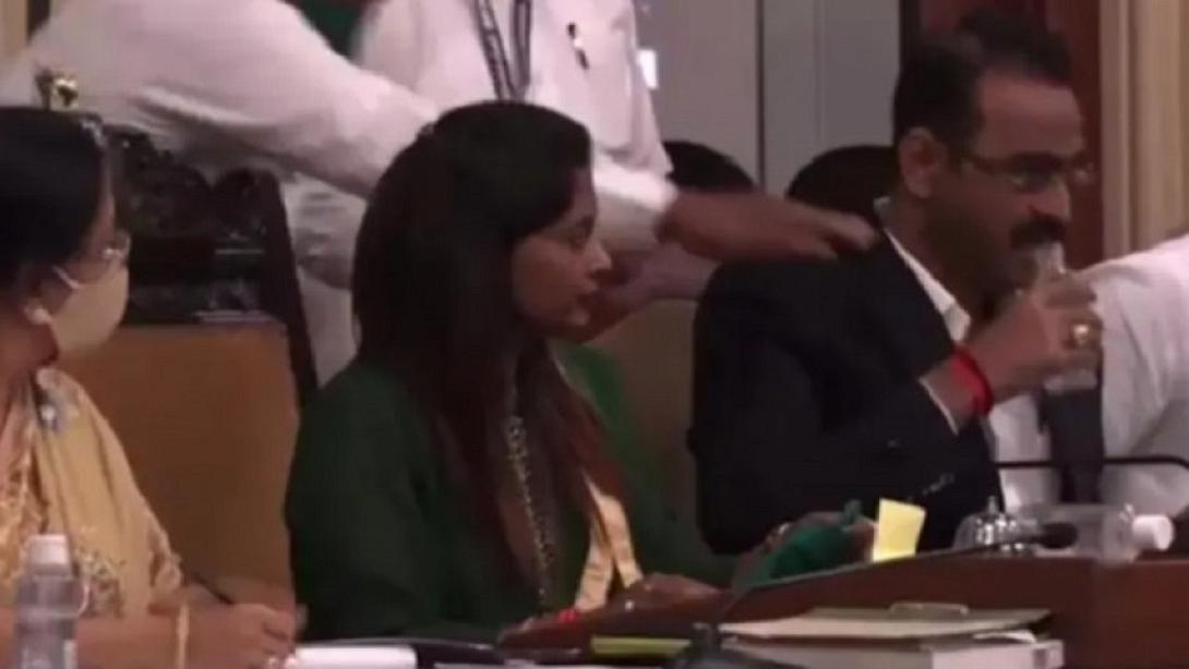 ινδια: αντι για νερο ηπιε αντισηπτικο