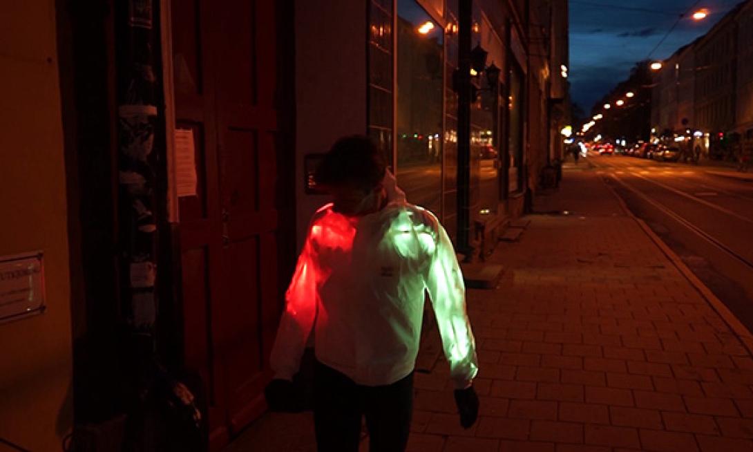 Ένα μπουφάν που ... αλλάζει χρώματα! (βίντεο)