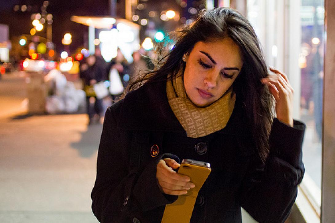 Χρήστες του iPhone 6 παραπονιούνται πως τους ξεριζώνει... τα μαλλιά!