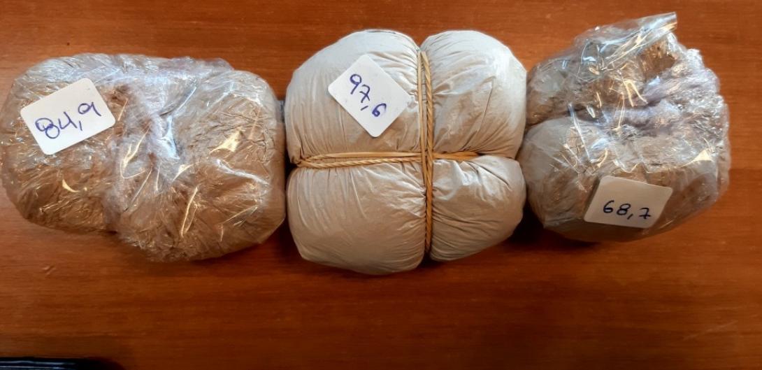 Τα πακέτα με την ηρωίνη που βρήκαν οι αστυνομικοί