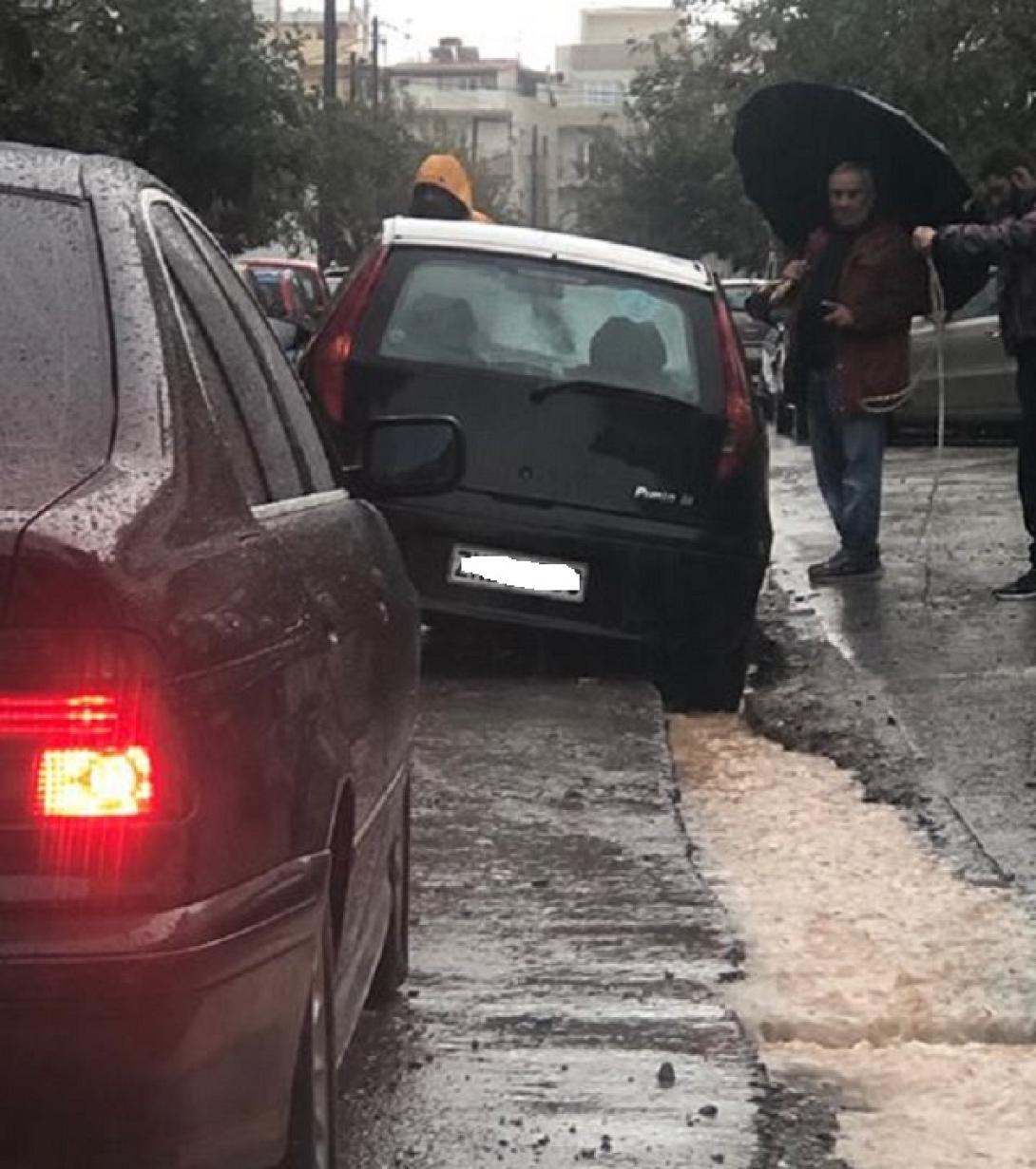 Έπεσε μέσα στο σκάμμα των έργων