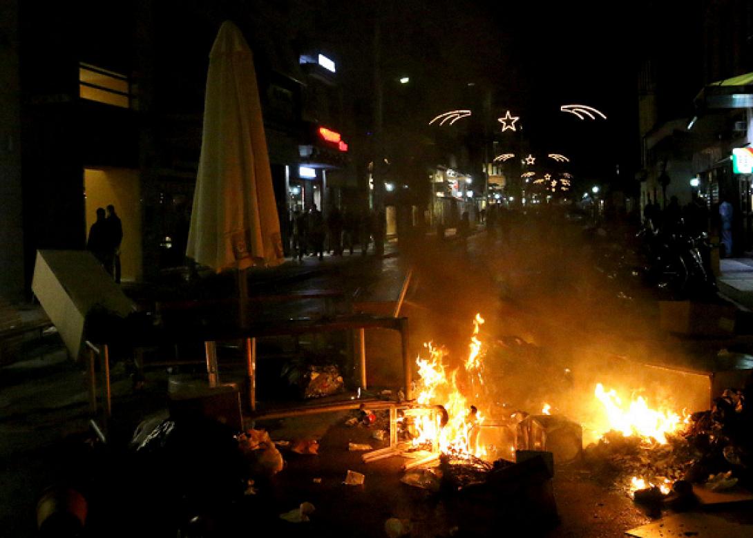 Το Ηράκλειο "μετρά" τις ζημιές του - Φόβοι για νέα επεισόδια απόψε 