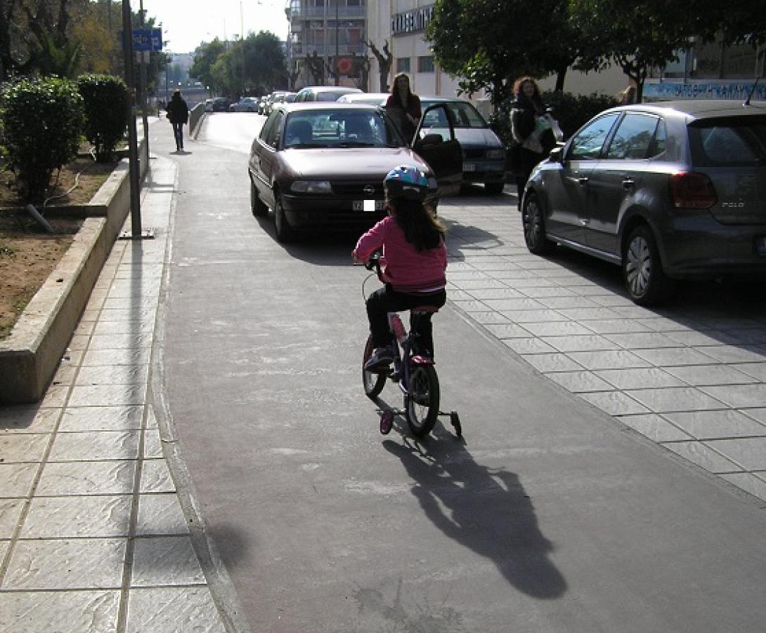 κοριτσάκι ποδήλατο